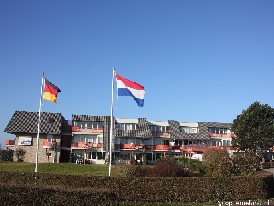 Oostduin, Buren auf Ameland