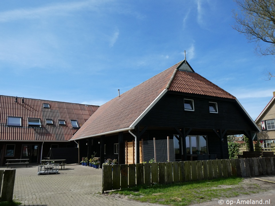 Familiehuis De Boerezwaluw, Buren auf Ameland